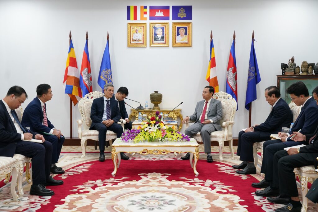 His Excellency Binh Trachhai, Minister of Planning, granted permission for His Excellency Nguyen Minh Vu, Ambassador Extraordinary and Plenipotentiary of the Socialist Republic of Vietnam to the Kingdom of Cambodia, to pay a courtesy call and discuss work at the Ministry’s office.